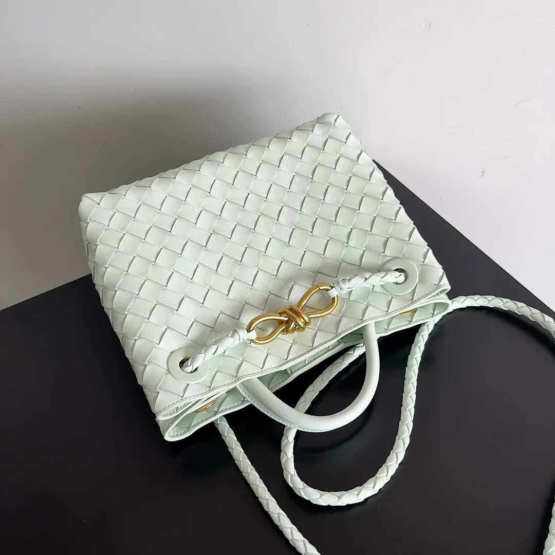 The 2023 new Andiamo batch of 1860 BV has been shipped‼ ️Really popular🔥The new Andiamo woven handbag launched by Bottega Veneta this season is really popular all over the world! ! Celebrities at home and abroad have worn it, and Oscar-winning actress Michelle Yeoh has taken it out on the street. Song Jia, Trai Yara, Yu Feihong, Sanji Ayaka, Rosie Hunting-Whiteley, Yoshioka Riho, etc. have all picked up this bag. It is classic and versatile, showing off its temperament, and the bag capacity is also large, which is very convenient for daily commuting! ! A variety of carrying methods, the shoulder straps can be adjusted by yourself, the original lambskin feels soft and delicate, and the neutral style is made to break gender boundaries and bring a more practical and longer-lasting use experience. Andiamo, which has both elegant and casual styles, perfectly interprets the true appearance of "fashionable old money style". Style number: 743568 Size: 25*22*10.5cm